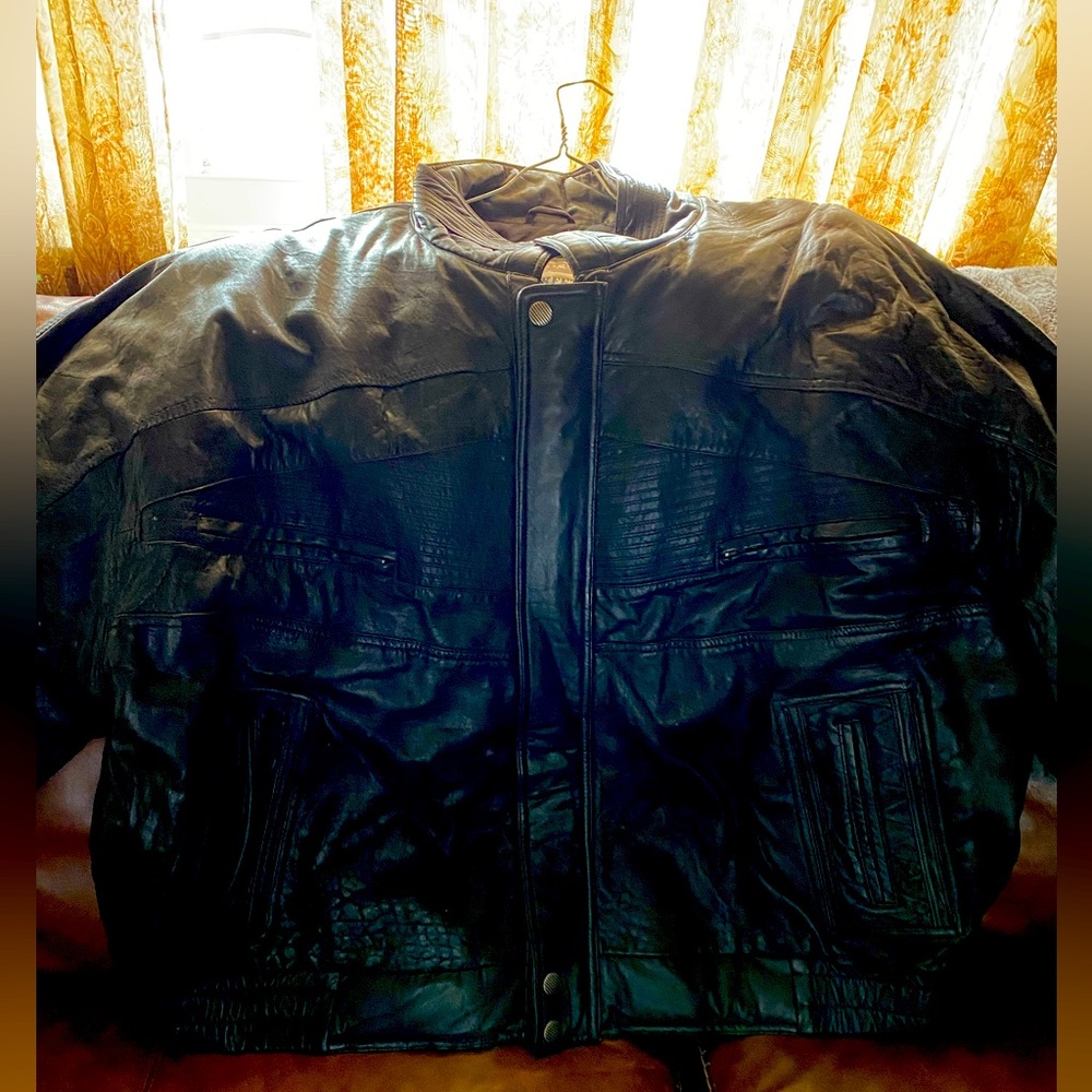 Big men’s leather jacket . Never worn. All leather. Size4 XL.